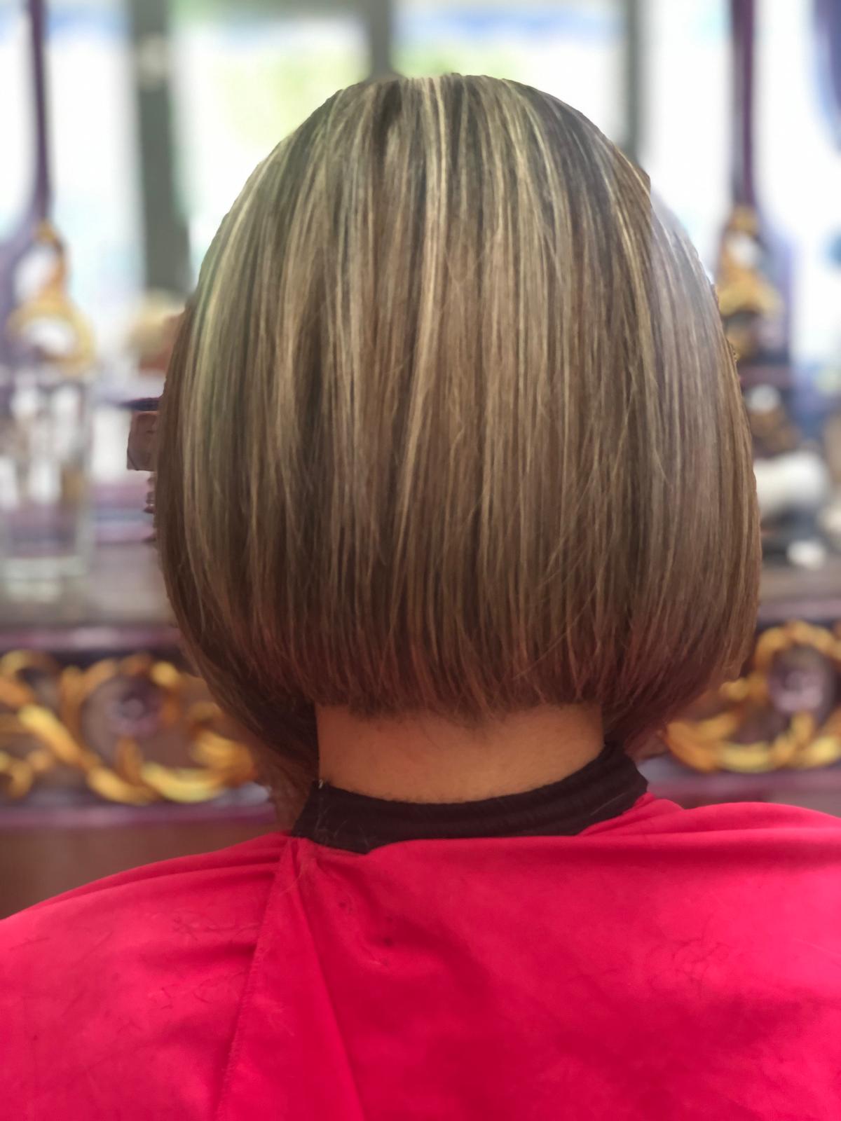 Bob rotunjit cu șuvițe blonde fine, fotografiat din spate
